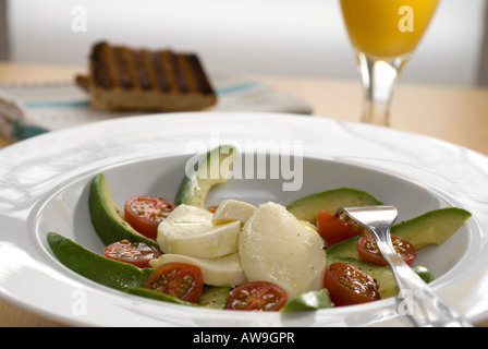 Salade tricolore d'avocat et de tomate mozzarella Banque D'Images