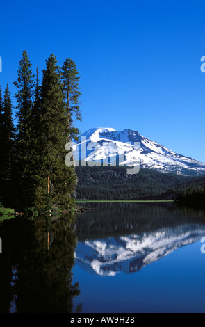 La lumière du matin sur Sœur du Sud reflète dans le lac de la Forêt Nationale de Deschutes Sparks Oregon Banque D'Images