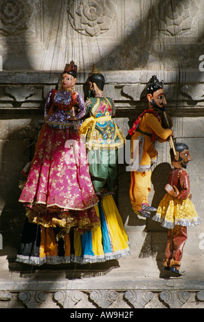 En attente de marionnettes open air performance, Udaipur, Rajasthan, Inde Banque D'Images