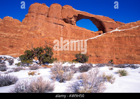 La lumière du matin sur Skyline Arch en hiver Parc National Arches dans l'Utah Banque D'Images