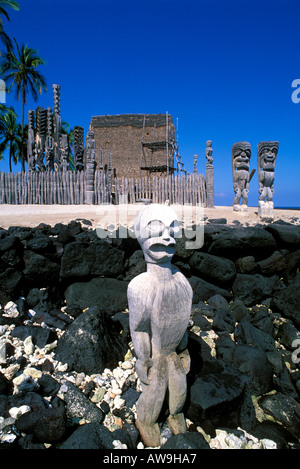 Tikis en bois à Hale o Keawe Heiau Pu uhonua o Honaunau National Historic Park Ville de Refuge côte de Kona Hawaii Big Island Banque D'Images