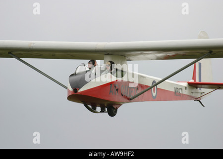 Un planeur planeur en vintage ridge ascenseur au cours de la campagne du Derbyshire Banque D'Images