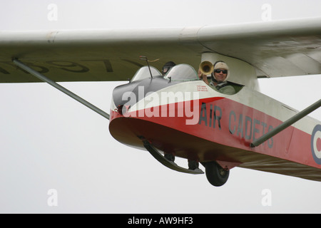 Un planeur planeur en vintage ridge ascenseur au cours de la campagne du Derbyshire. Le co pilote a une corne Banque D'Images