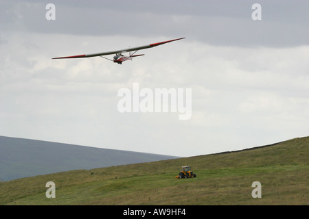 Un planeur planeur en vintage ridge ascenseur au cours de la campagne du Derbyshire Banque D'Images