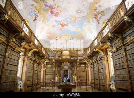 La bibliothèque à l'intérieur de l'époque baroque monastère bénédictin de l'Abbaye de Melk dans la région de Wachau en Autriche Banque D'Images