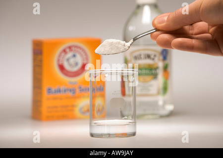 Réaction chimique de bicarbonate de soude (bicarbonate de sodium) et de vinaigre (acide acétique) Banque D'Images