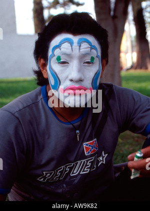 Clown de rue mexicain se préparer pour le travail Banque D'Images