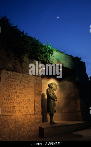 La lune brille au-dessus d'une statue d'Eleanor Roosevelt dans la FDR Memorial à Washington, DC. Banque D'Images