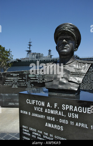 Bataille de Golfe de Leyte Memorial et l'amiral Sprague Bustwith Midway Museum en arrière-plan. San Diego, Californie. Banque D'Images