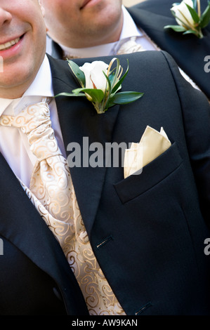 Un gros plan de deux hommes en costumes matin Banque D'Images