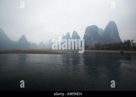 La montagne des pics karstiques de la colline sur la rivière Li à Guilin et Yangshuo région de Guangxi région autonome de la République populaire Chine Banque D'Images