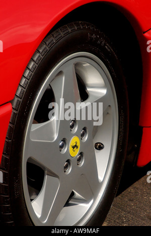 Photographie d'un pneu et roue avec logo emblème sur une voiture de sport rouge Ferarri à Encinitas, Californie, USA Banque D'Images