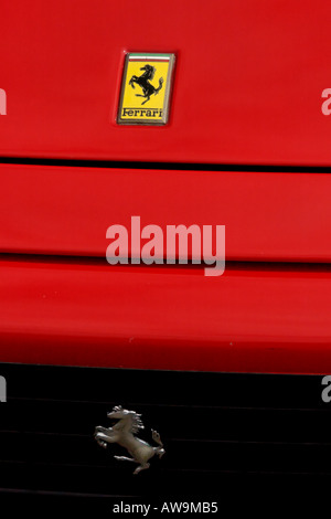 Calandre et capot avant d'une voiture de sport Ferarri montrant deux emblèmes. Banque D'Images