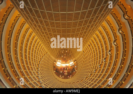 Atrium intérieur vue du Grand Hyatt Hotel occupant 53 à 87 étages de la tour Jin Mao à Pudong District Shanghai en Chine Banque D'Images