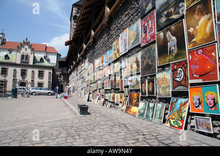 Artwork pour la vente à côté de la porte Florianska (Florian brama), Cracovie, Pologne. Banque D'Images