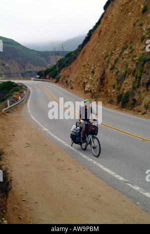 Cycliste sur l'autoroute du Pacifique 1, Big Sur, Californie, USA Banque D'Images