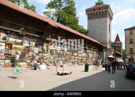 Artwork pour la vente à côté de la porte Florianska (Florian brama), Cracovie, Pologne. Banque D'Images