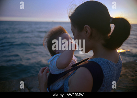 Mère d'Asie avec sa fille, fille d'Asie est à moitié et la moitié Caucasian Banque D'Images