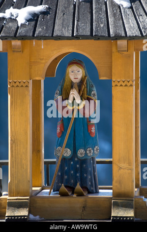 Saint portant à l'extérieur de l'église des skis Chatel, France Banque D'Images