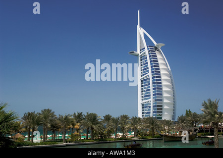 Burj Al Arab Jumeirah hotel et restaurant, vu du Madinat Jumeirah hotel. Dubai Banque D'Images