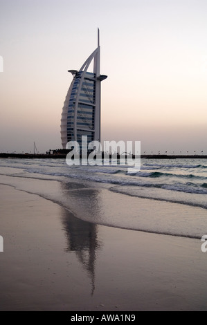 Burg Al Arab hotel et restaurant, dans au coucher du soleil, vue de la plage publique sur le flanc. Banque D'Images