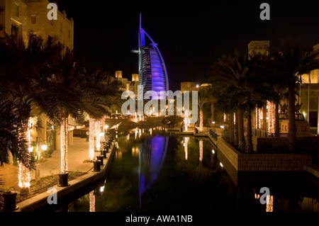 Burg Al Arab hotel et restaurant montrant l'un de ses nombreux effets d'éclairage de couleur, vu du Madinat Jumeirah hotel. Dubai Banque D'Images