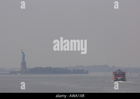Avis de Statue de la liberté à partir de Brooklyn Heights, New York USA Banque D'Images
