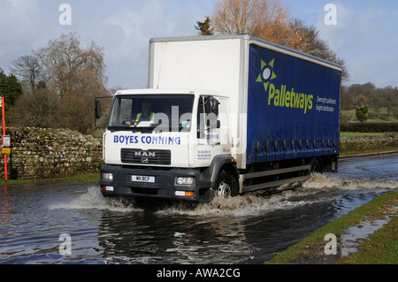 Camion conduisant par les inondations à Beaulieu 2008 Banque D'Images