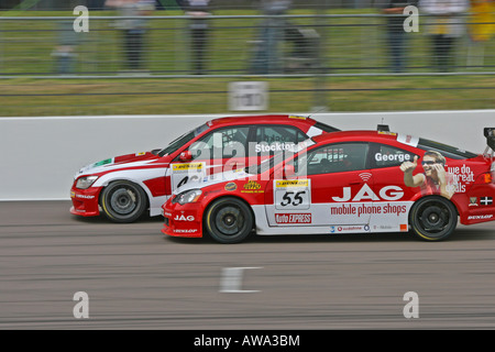 John George dans le BTCC Honda Integra dépasse de touring car Chris Stockton à la Lexus IS200 Banque D'Images