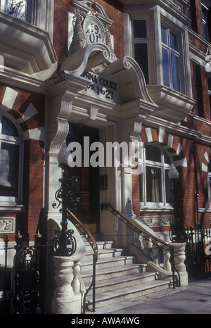 Grande entrée à la fin de bloc d'appartements de style victorien à Kensington, Londres Banque D'Images