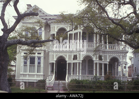 American Victorian Mansion à Galveston au Texas. Châssis en bois avec décoration en bois tourné d'épice élaborée sur double porche. Banque D'Images