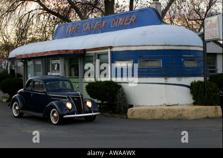 1937 Ford V8 Coupé 1950 s dans Hot Rod à l'extérieur sous forme de masse USA 2007 diner de Salem Banque D'Images