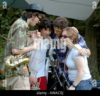 Groupe local Bangin sur une poubelle lors d'un concert en plein air Banque D'Images