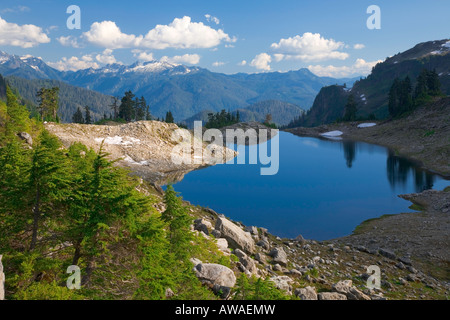 Le mont Baker Snoqualmie National Forest WA Lake Ann dans l'ère glaciaire vallée suspendue au-dessus de la sur les pics des North Cascades Banque D'Images