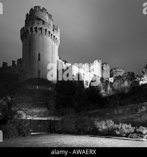 Le Château de Warwick la nuit en noir et blanc Banque D'Images