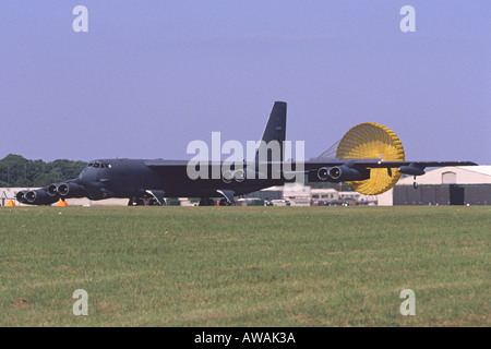 Boeing B-52H Stratofortess exploités par l'US Air Force après freinage à l'atterrissage à RAF Fairford Banque D'Images