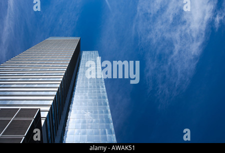 Immeuble de bureaux modernes et ciel bleu Banque D'Images