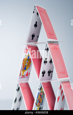 Cartes à jouer superposés en une pyramide Banque D'Images