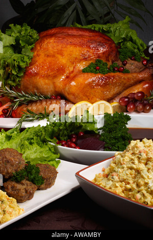 Le rôti farci de dinde entière avec salade de pommes de terre sur une assiette blanche dîner de Noël sur la table très haute résolution verticale USA US haute résolution haute résolution Banque D'Images