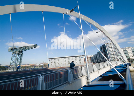 L'Finnieston Crane, Glasgow, à travers l'arche de la nouvelle Finnieston Bridge, été 2006 Banque D'Images