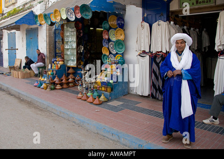 Musicien nomade touareg marocain avec tapis dans street d'Essaouira Maroc Afrique du Nord Banque D'Images