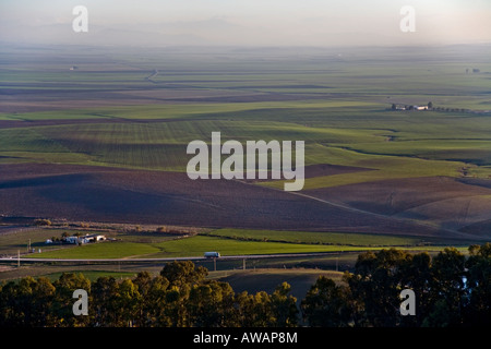 Vu de l'Alcazar de Arriba ville forteresse supérieure de terres agricoles vallonnées s'étend dans la distance en Carmona Espagne Banque D'Images