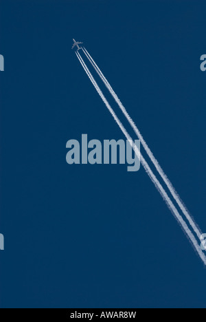 des traces de vapeur de l'avion de ligne sur fond bleu ciel Banque D'Images