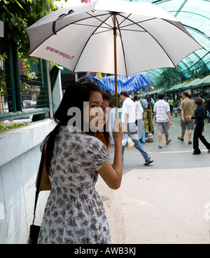 Femme avec parapluie thaïlandais locaux dans un marché de Bangkok Thaïlande Asie du sud-est Banque D'Images