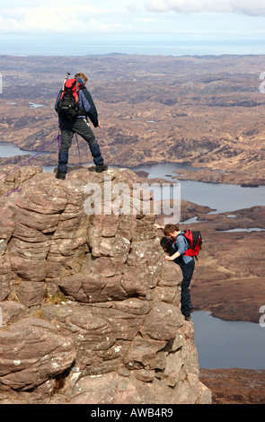 2 les marcheurs à l'aide de la protection de la corde sur une ruée sur Stac Pollaidh Banque D'Images