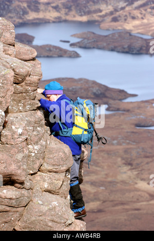 Un randonneur scrambling sur Stac Pollaidh Banque D'Images