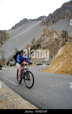 En tournée au cycliste féminine La Casse Deserte sur le Col de l'Izoard, dans les Alpes françaises un alpinisme classique du Tour de France cycliste Banque D'Images