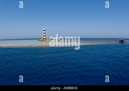 Daedalus Reef isolés dans la Mer Rouge avec phare construit britannique du 19e siècle. Banque D'Images