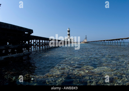 Daedalus Reef avec phare construit britannique du 19e siècle et de la jetée. Mer Rouge. L'Égypte. Banque D'Images