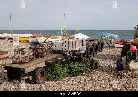 Une ancienne jetée mobile chargé avec des casiers à homard et crabe sur la plage Banque D'Images